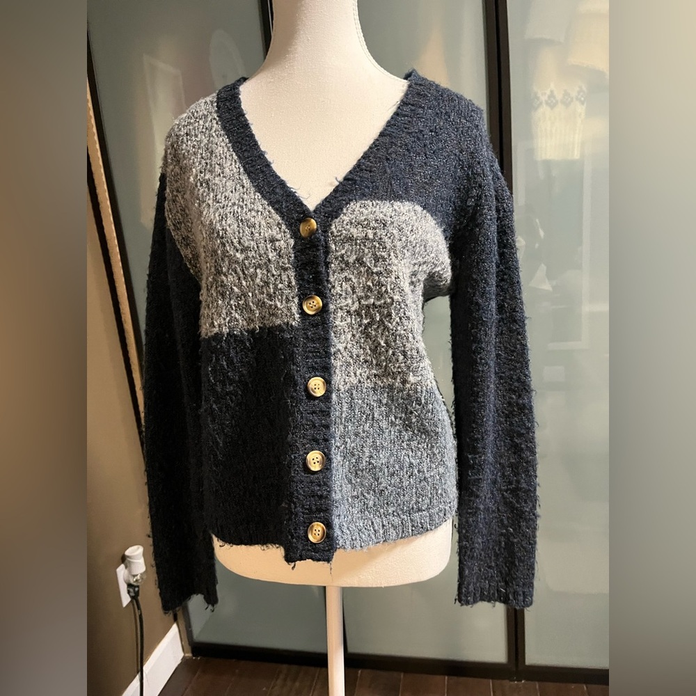 Small size cardigan in different shades of blue
Made by work in progress